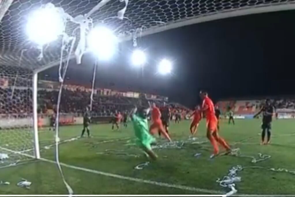 Foto del momento en el que el balón pica en el pasto. Increíblemente, fue cobrado como gol. Captura: TNT Sports.
