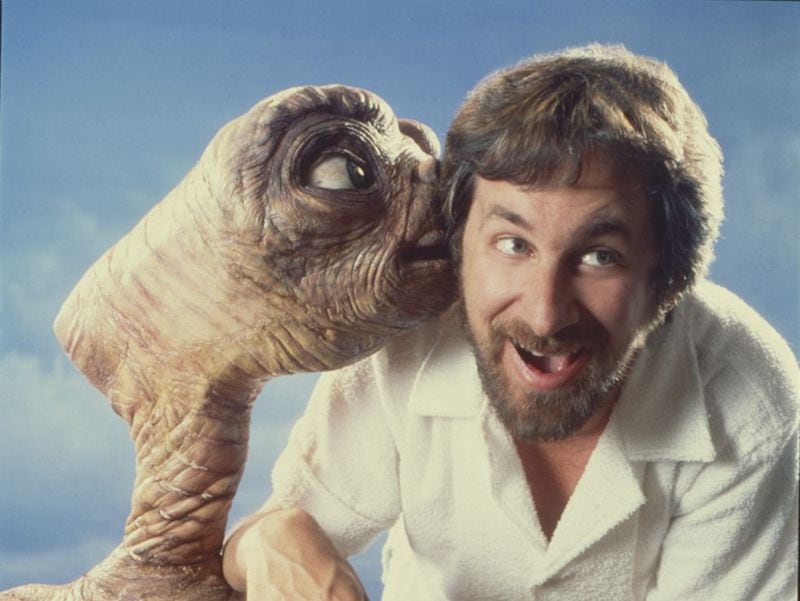 Steven Spielberg junto a E.T., extraterrestre protagonista de su película homónima