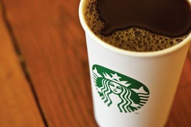 Sindicato de Starbucks acusa suspensión laboral unilateral y presenta demanda contra la empresa