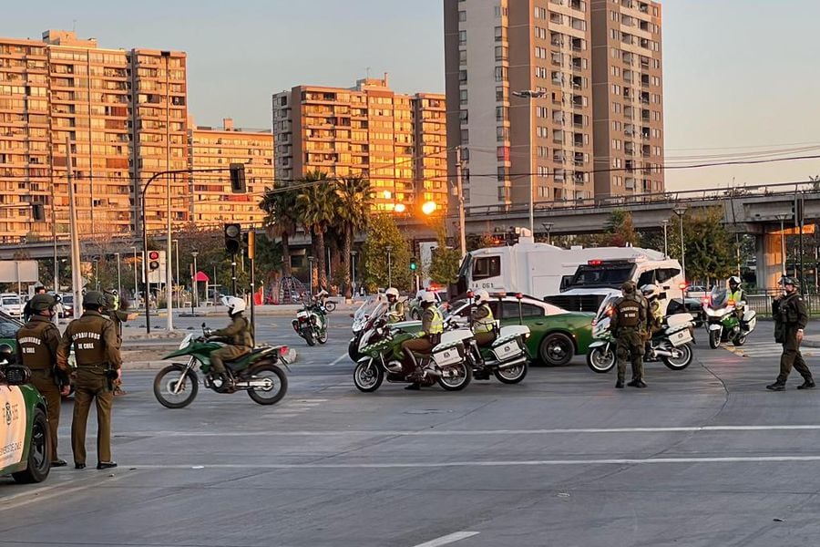 El despliegue policial partió en las avenidas  cercanas al estadio Monumental.