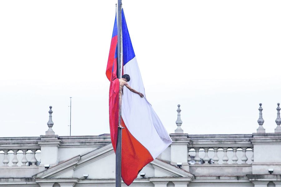 Hombre se sube desnudo a bandera frente a La Moneda