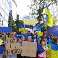 Los líderes europeos dan luz verde a la candidatura de Ucrania para entrar en la UE y mandan señal a Rusia