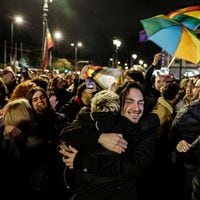 Parlamento griego legaliza matrimonio entre personas del mismo sexo, pese a oposición de Iglesia Ortodoxa