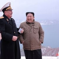 Corea del Norte prueba nuevos misiles de crucero lanzados desde submarinos con la supervisión de Kim Jong Un