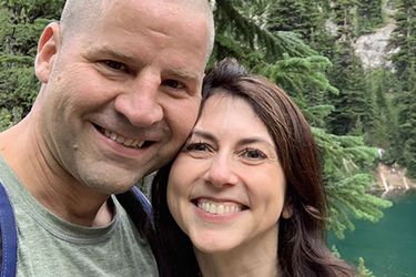 La filántropa MacKenzie Scott, ex esposa de Jeff Bezos, se casa con un profesor de colegio de Seattle