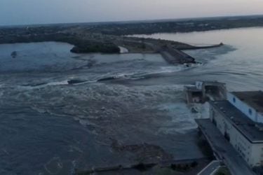 Zelenski acusa a “terroristas rusos” de la destrucción de una presa en el río Dniéper