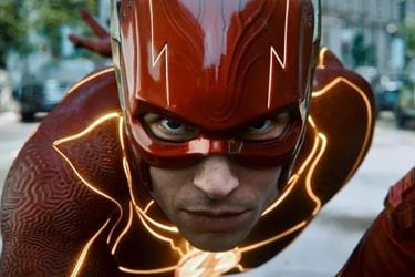 Aquí tienen nuevos vistazos a los trajes de Flash y Supergirl para la película del velocista escarlata