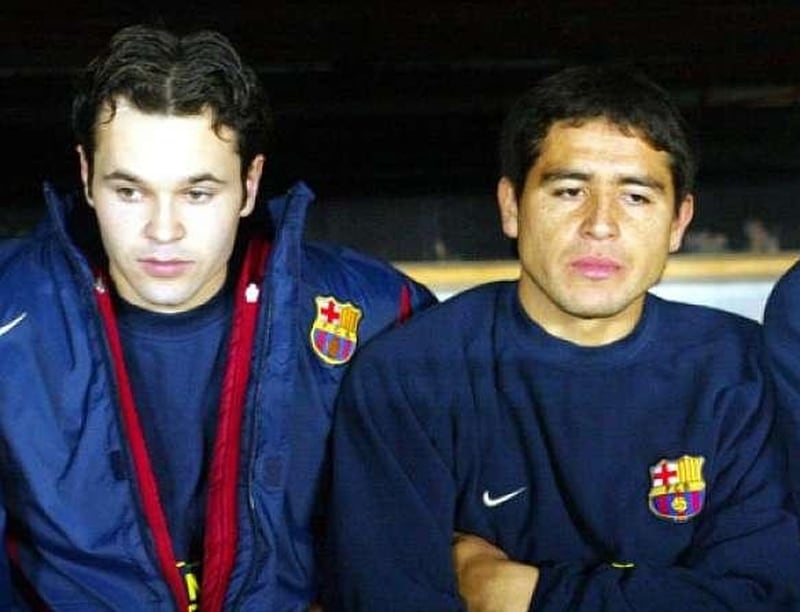 Un joven Andrés Iniesta junto a Juan Román Riquelme.