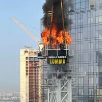 Video muestra cómo una grúa de construcción se incendió y derrumbó sobre un edificio en Nueva York