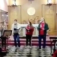 Mujer enfurecida interrumpe a gritos el coro de una iglesia por un motivo insólito
