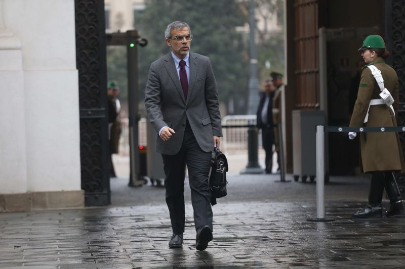 Luis Cordero, ministro de Justicia y Derechos Humanos, en su llegada al Palacio de La Moneda este viernes.