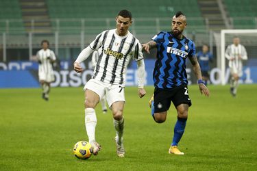 Arturo Vidal marca a Cristiano Ronaldo en un clásico entre Inter y Juventus.
