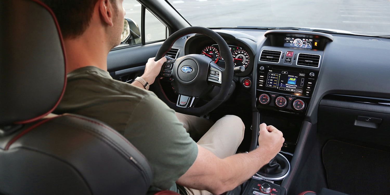 4 malos hábitos que cometes y que llevará a tu coche mucho antes al desguace 2 Motor16 mano en palanca de cambios