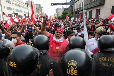 Crisis en Perú: Presidente Castillo levanta toque de queda en medio de protestas y enfrentamientos