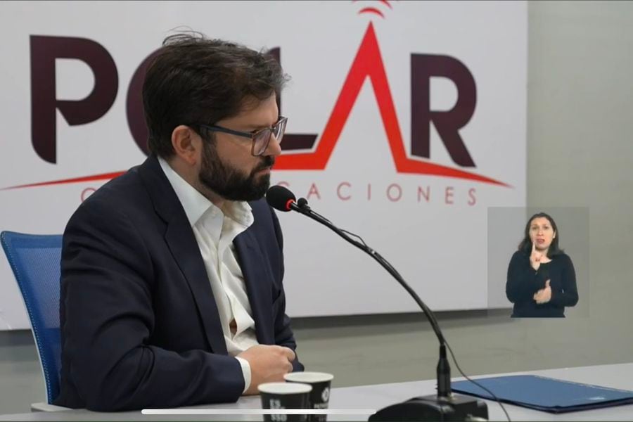 El Presidente Gabriel Boric en una entrevista en radio Polar de Magallanes.