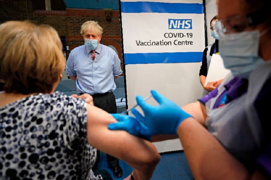 El primer ministro, Boris Johnson, presencia vacunación contra el Covid-19 en el Guy's Hospital en Londres.