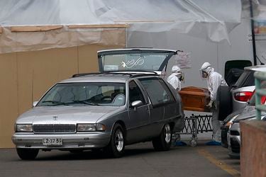 Funcionarios de una funeraria retiran un féretro de un hospital. Imagen referencial.