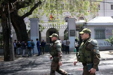 Encapuchados en el INBA y el Liceo Barros Borgoño protagonizan nueva jornada de incidentes en entorno de establecimientos emblemáticos de Santiago