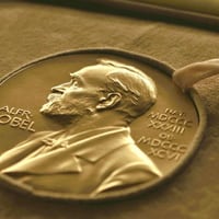 Doble medalla: el insólito Premio Nobel de Literatura 2019
