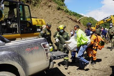 Mueren 34 personas en derrumbe que sepultó autobús en Colombia