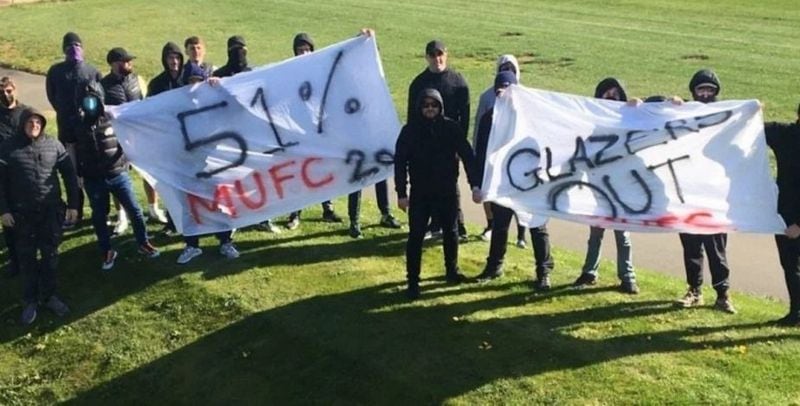 Hinchas del Manchester United protestan contra los dueños del club.