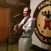 Ex director de la Escuela Militar se despide cantando y tocando guitarra