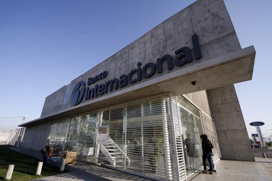 Artefacto explosivo destruye parte de la fachada del Banco Internacional