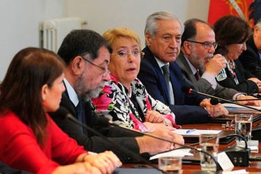 Michelle Bachelet: La "distancia" con su exministros
