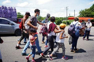México disuelve caravana de migrantes al otorgar miles de permisos temporales