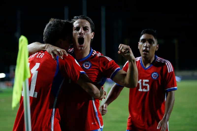 Clemente Montes celebra junto a Gonzalo Tapia el gol ante Uruguay.