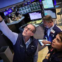 Wall Street cae en medio de la decepción de Salesforce y el IPSA extiende su racha de pérdidas