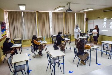 Encuesta UC-UChile: la asistencia escolar mejoró, pero se mantiene bajo los niveles prepandemia