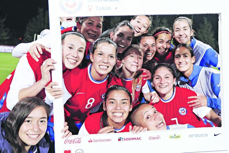 La selección chilena femenina celebra su clasificación a los Juegos Olímpicos de Tokio, tras superar a Camerún en el repechaje.