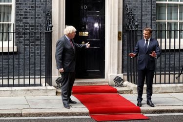 Crece tensión entre París y Londres: periódico francés asegura que Macron calificó en privado a Johnson de “payaso”