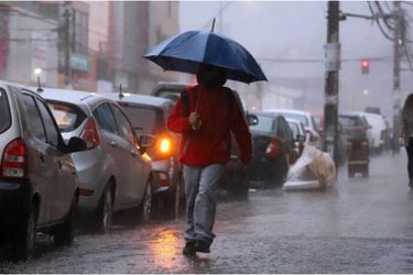 ¿Llueve el fin de semana? Revisa el pronóstico para Santiago y regiones