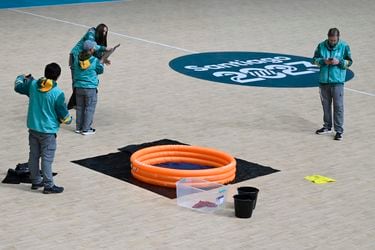 Una piscina inflable para combatir las goteras en el polideportivo de Viña del Mar.