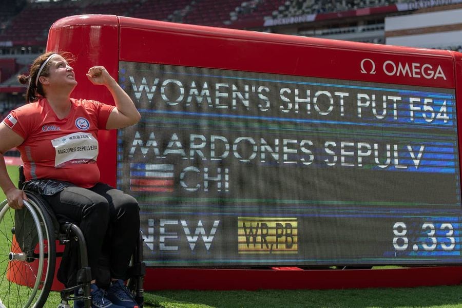 Francisca Mardones posa con la pantalla que muestra su récord mundial con el que aseguró la medalla de oro. Una actuación épica en Japón.