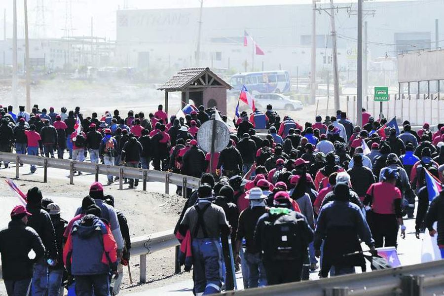 ANTOFAGASTA  Trabajadores de La Escondida bloquean ingreso y salida hacia Antofagasta