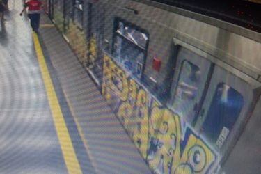 Detienen a sujeto por rayados en vagones de Línea 2 del Metro de Santiago