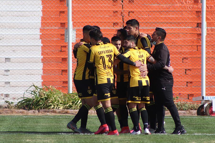 Los jugadores de Fernández Vial celebran uno de sus goles ante Cobresal. FOTO: Agencia Uno.