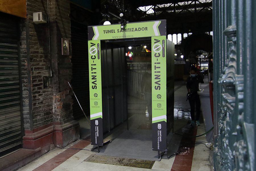 Entrada al Mercado Central. Este es el túnel sanitizador.