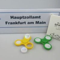 Por qué el aeropuerto de Frankfurt confiscó 35 toneladas de fidget spinners, el juguete que fascina a los niños