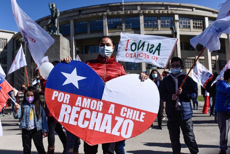 28 de Agosto del 2022 / CONCEPCIÓN
Personas participan en la convocatoria por el cierre de campaña del Rechazo fuera del palacio de tribunales de Justicia en Concepción, Región del Biobío.