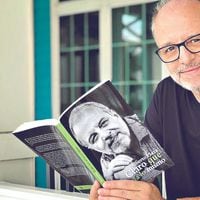 Alberto Plaza ofrece su libro a alcalde de Recoleta para sumarlo a la "librería popular"