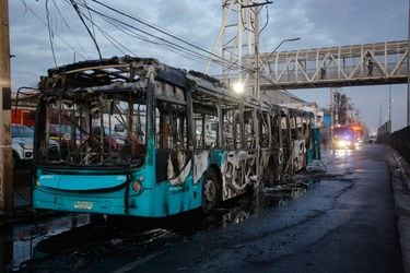 Bus que transitaba con pasajeros se quemó en La Cisterna