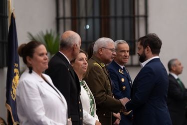 El largo apretón de manos entre el Presidente Boric y el general Yáñez que apagó la tensión entre Carabineros y La Moneda