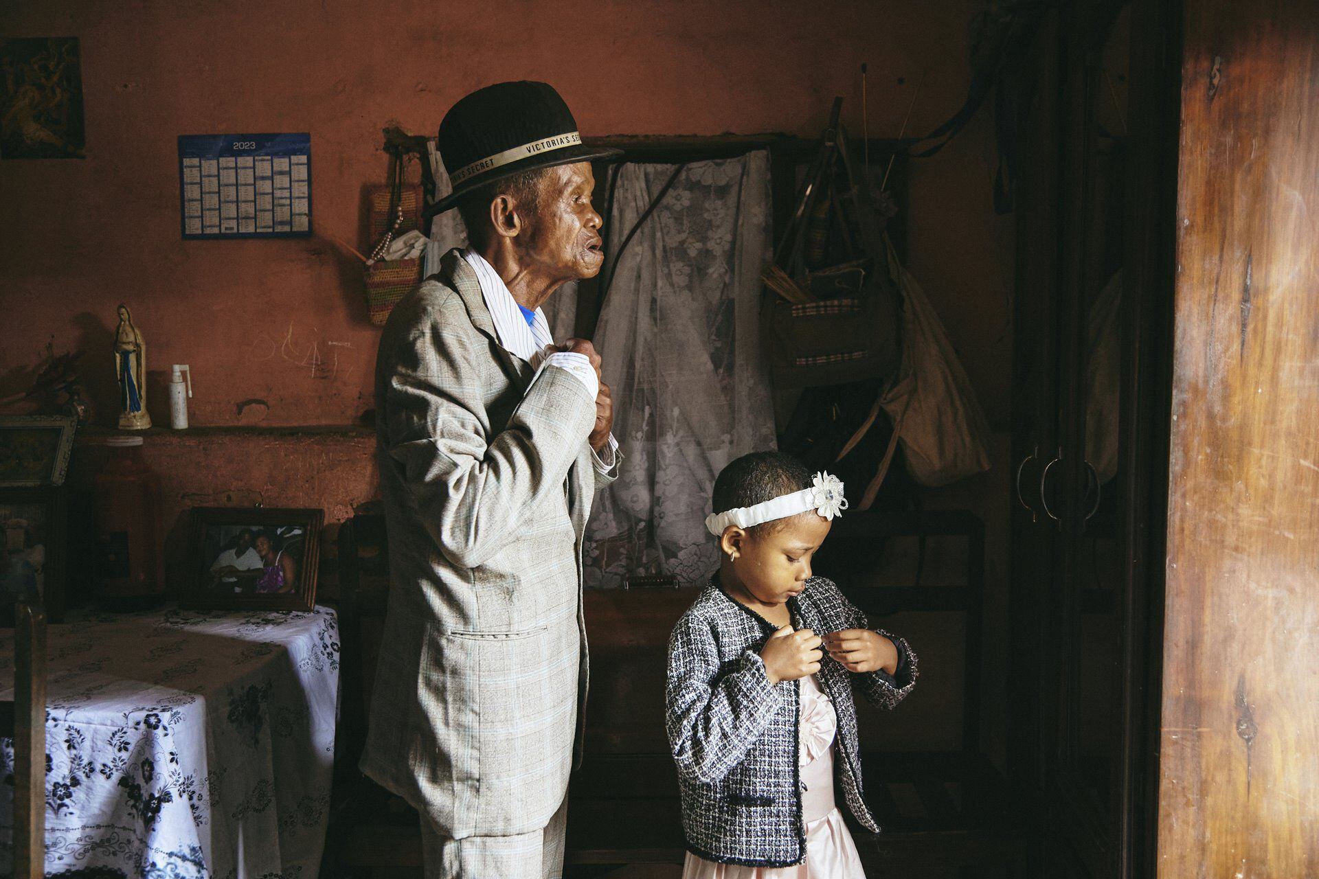 La fotógrafa de GEO, Lee-Ann Olwage, de Sudáfrica ganó la categoría de historia del año con imágenes que documentan la demencia en Madagascar. Dealbh: Lee-Ann Olwage