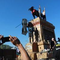 Columna de Gabriel Osorio y Cristóbal Osorio: “Negro Matapacos”, lo que queda al final del camino señalado por las protestas