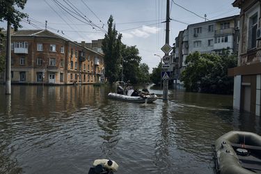 Kiev acusa que rusos atacan ciudad ucraniana inundada tras destrucción de represa en Jersón