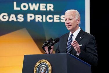 Biden pide suspender impuestos a combustibles por tres meses en Estados Unidos